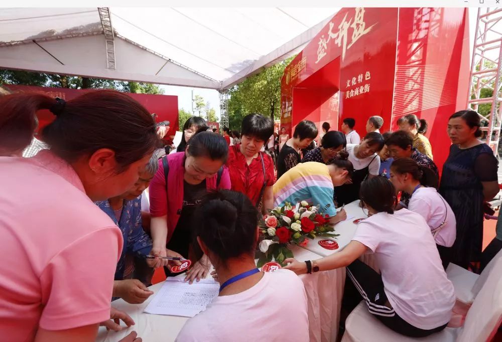 大事件！昨天，江南新区黄金地段的一条特色美食商业街盛大开盘，现场火爆！